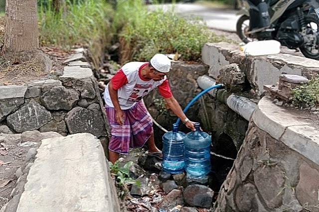 Warga Praya Timur masih alami krisis air bersih