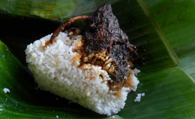 Ngomongin pulau borneo zaman now gak sekedar soal emas hitam batubara dan objek wisatanya saja, namun juga kuliner khas Kalimantan Selatan yang dikenal enak.