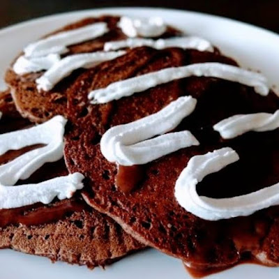 Chocolate pancakes with cream topping