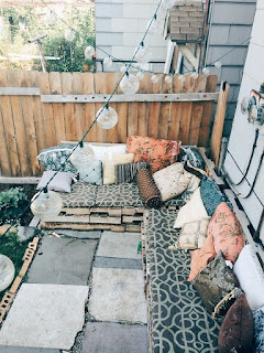 Ideas for balcony, garden, exterior, decoration, boho, bohemian, multicolored fabrics, lanterns, pallets, pillows, pallets, outdoor furniture, outdoor lighting, party decoration, garland fabric, lights, lamps, basket pottery, pots, table, hammock, swing, decorative fabrics, chair pillow, veranda, plinth