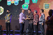Pj Walikota Lhokseumawe Terima Penghargaan UHC Awards 2023 dari Wapres RI