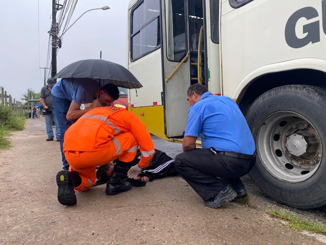 Mulher escorrega e bate cabeça ao descer de ônibus na zona Sul de Natal