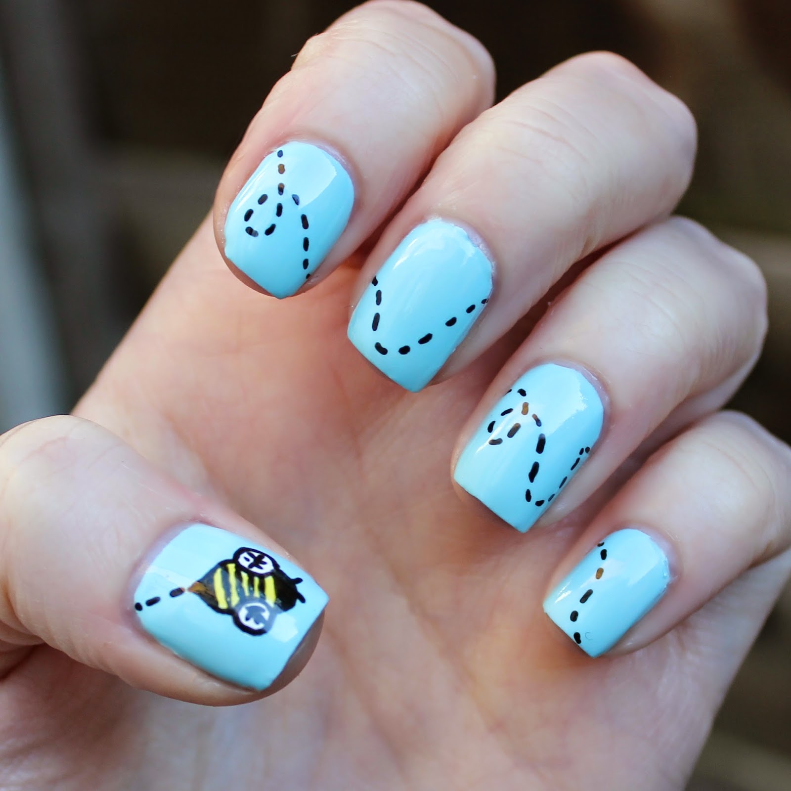 Dahlia Nails: The Little Busy Bee