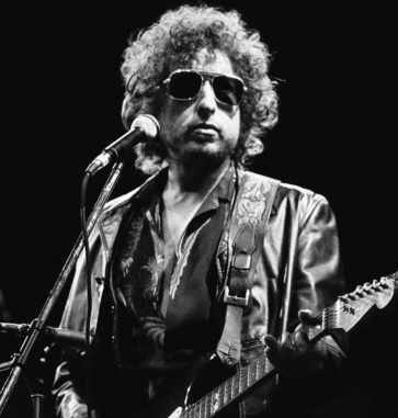 Foto de Bob Dylan con lentes en concierto