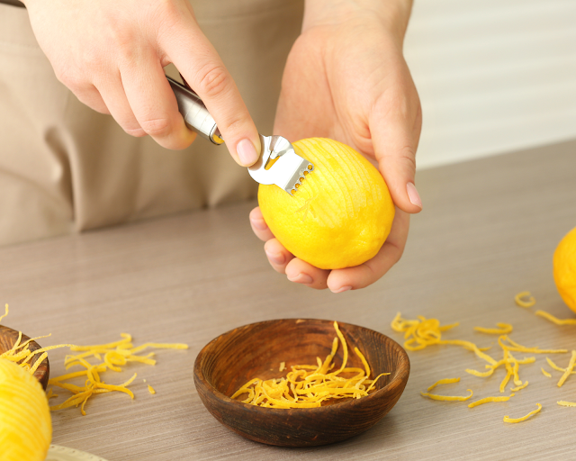 Voici comment utiliser les écorces de citron à la maison