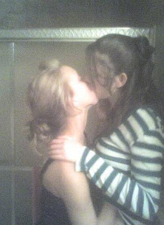 girls-kissing-before-shower