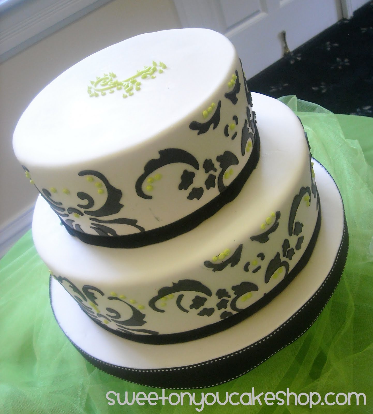Damask wedding cake, simple