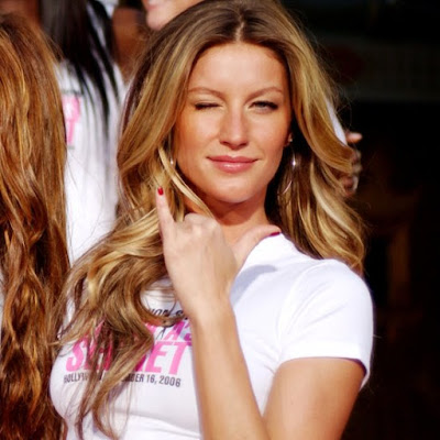 Wallpaper Wednesday: Gisele Bündchen Intercepts Our Hearts