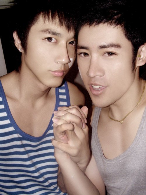 I DIDNT KNOW ASIAN GAYS COULD BE SO CUTE HEHEHEHE