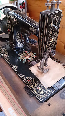 História da máquina de costura: Desde tempos remotos a costura está presente na humanidade.Com o passar do tempo, e o aperfeiçoamento das técnicas de costura, nasceu à profissão de costureiro.