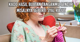 kado hasil buatan tanganmu sendiri misalnya seperti syal rajut.