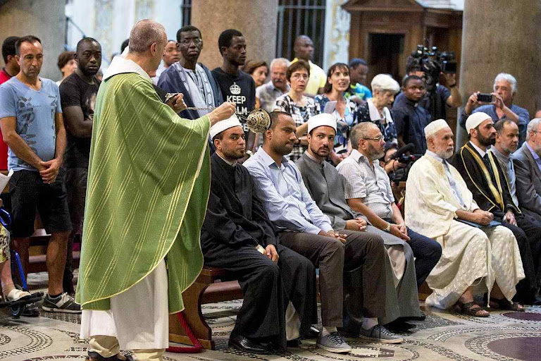 Sacerdote catolico incensa islâmicos na igreja de Santa Maria in Trastevere, Roma