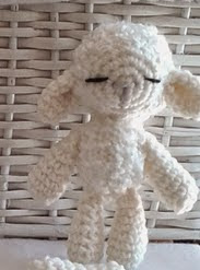 http://proyectospasoapaso.blogspot.com.es/2015/02/patron-de-la-pequena-ovejita-amigurumi.html