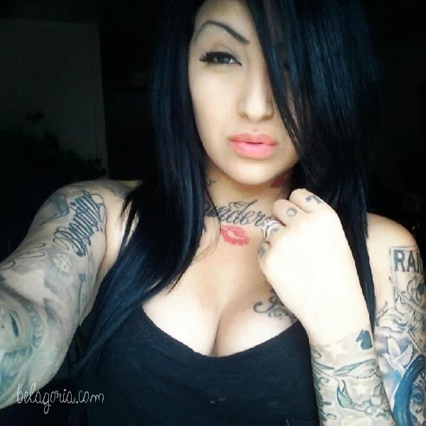 Una chica con tatuaje en el pecho de un beso