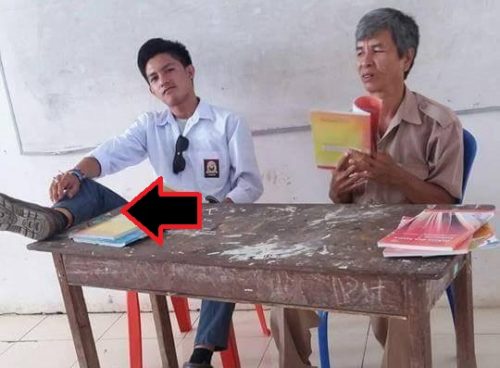 siswa SMA merokok dan duduk tak sopan di samping gurunya 2016