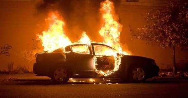 Ρομά πυρπόλησαν 25 αυτοκίνητα στην Περαία - Δήμαρχος: «Να τους διώξουν - Οι συμπολίτες μας κλαίνε τις περιουσίες τους»