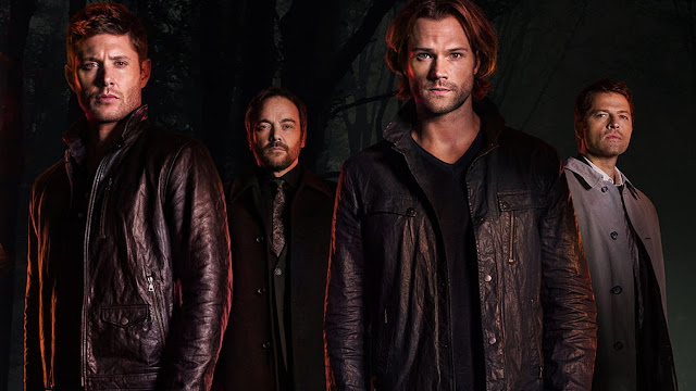 Jean, Crowley, Sam e Castiel da série Supernatural