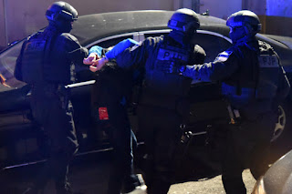 Полицейские Черногории ведут подозреваемого
