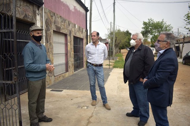 El directivo de CAFESG Marcelo Lopez visitó a Víctor, un jubilado que recibió el crédito para termotanques solares