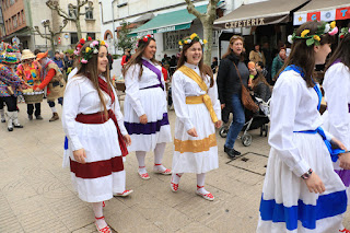 Laguntasuna sale con el gallo en la cuestación de carnaval por las calles de San Vicente