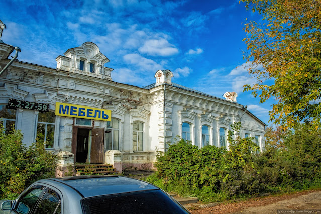 Старое здание с вывеской мебель