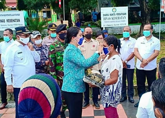 Putus Mata Rantai COVID-19, TP-PKK Tanimbar Bagi Masker Kepada Masyarakat 