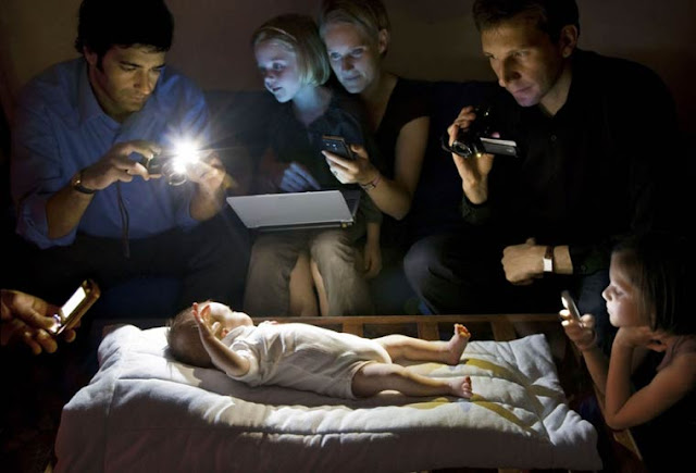 Strangers in the light - Fotos ilumindadas pela luz dos smartphones e laptops