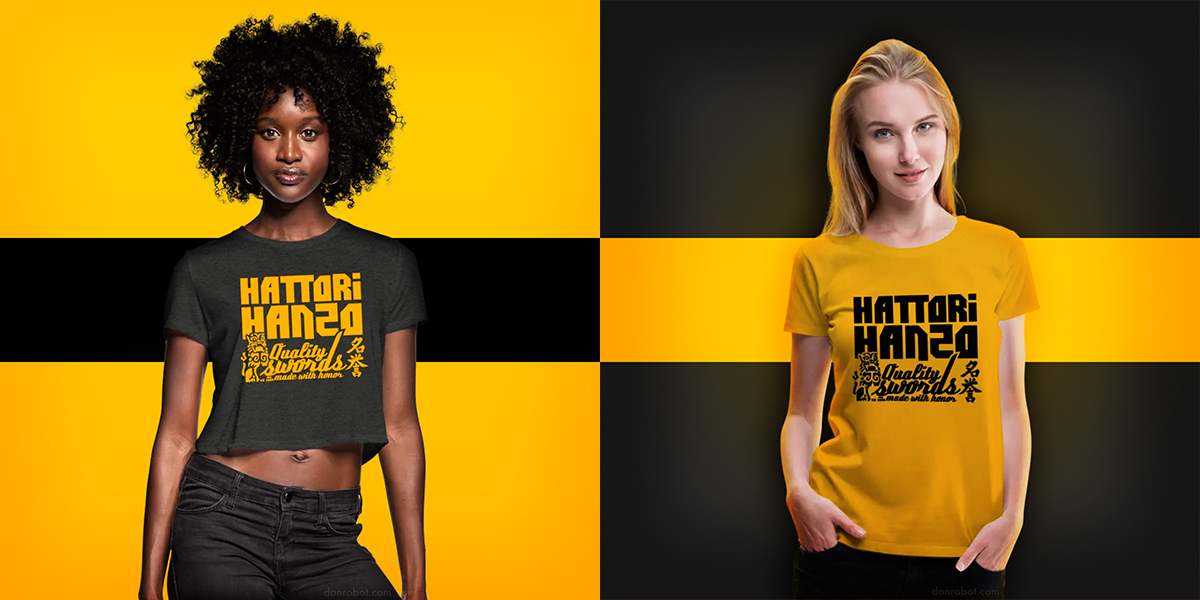 Dos bellas mujeres lucen diferentes camisetas con el diseño de Hattori Hanzo. Una con camiseta negra y diseño amarillo y la otra con camiseta amarilla y diseño negro.