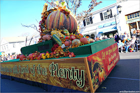 Carroza con la Cornucopia en el Desfile de Acción de Gracias de Plymouth 