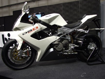 Ducati Streetfighter White. Sport Ducati Streetfighter