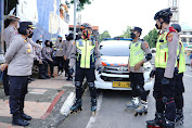Tim Bhayangkara Roller Skate Polres Banjar Bagikan Takjil