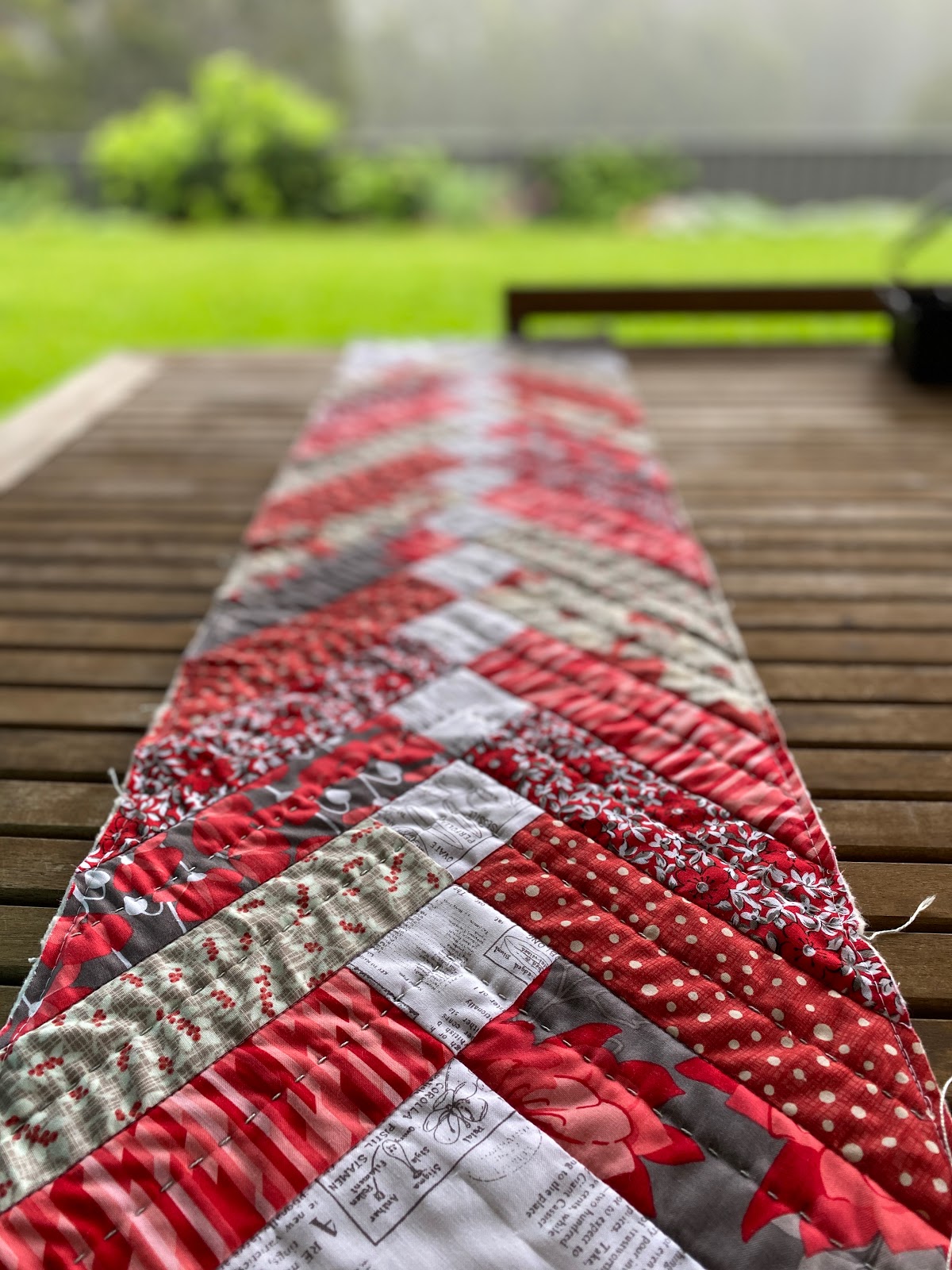 Red Braid Table Runner {FREE Pattern} - Samelia's Mum