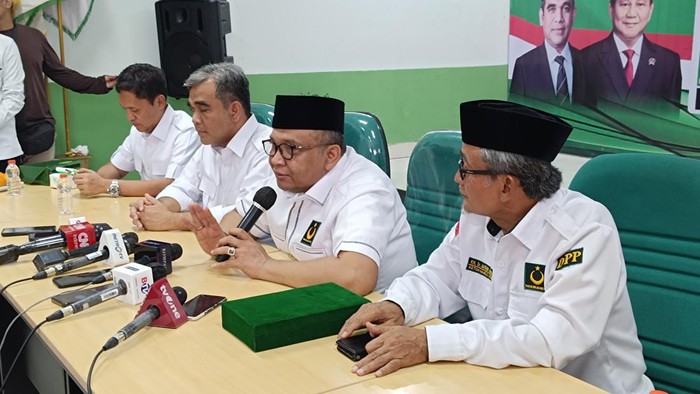 Sekjen PBB Afriansyah Noor (tengah/memakai peci)