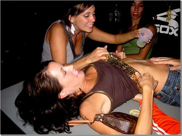 Garotas bebendo no corpo de outras garotas (30)