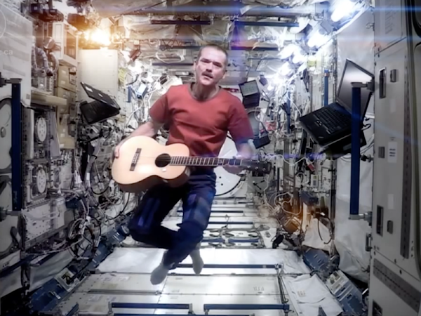 ARTICLE⎜Chris Hadfield, l'astronaute qui chantait aux étoiles