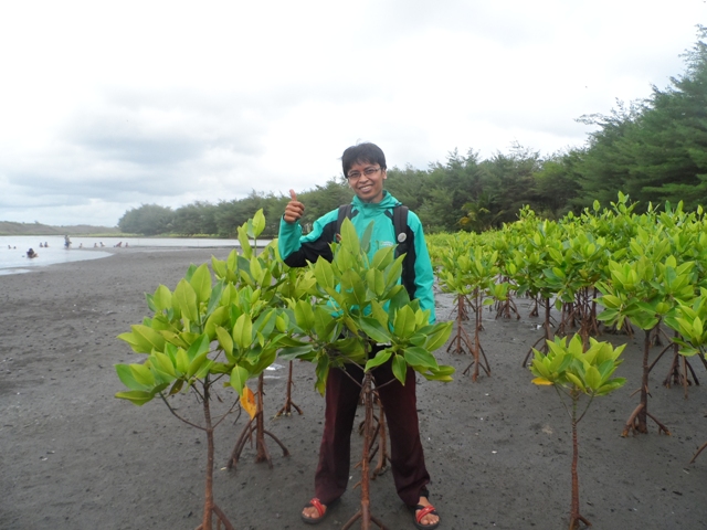 PESONA LAGUNA YANG MEMBELAH GUMUK PASIR DI PANTAI LEMBUPURWO, KEBUMEN