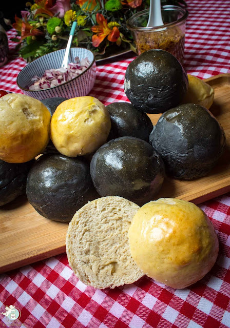 schwarze und weiße Burgerbrötchen 