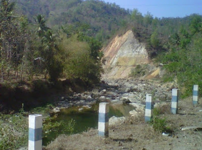 +Gambar indahnya sungai yang berada di pegunungan atau perbukitan Ponorogo pacitan