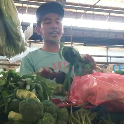 Adit, Tukang Sayur Yang Berdagang Pakai Bahasa Inggris 