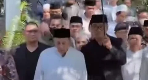 Momen Habib Luthfi Ziarah ke Makam Eril Dipayungi Langsung Ridwan Kamil