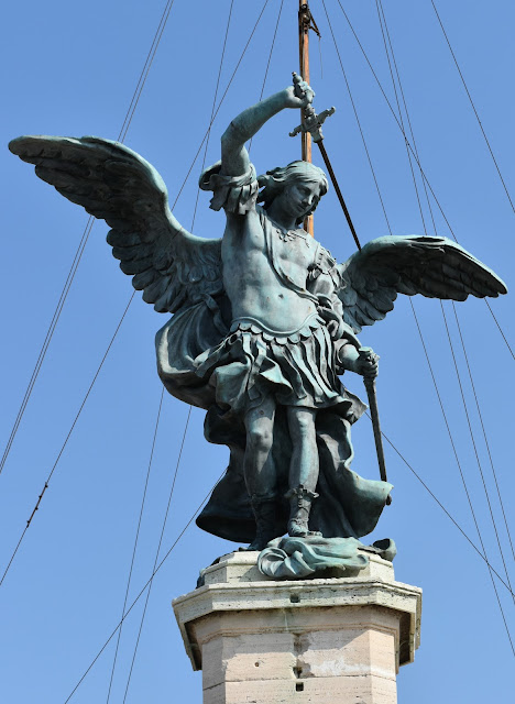 foto do Arcanjo Miguel com a espada na mão. Escultura no topo do Castelo