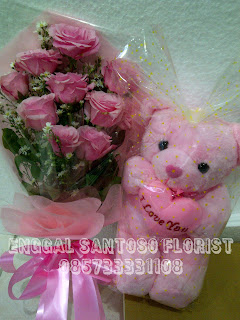 Buket tangan dan boneka mawar pink