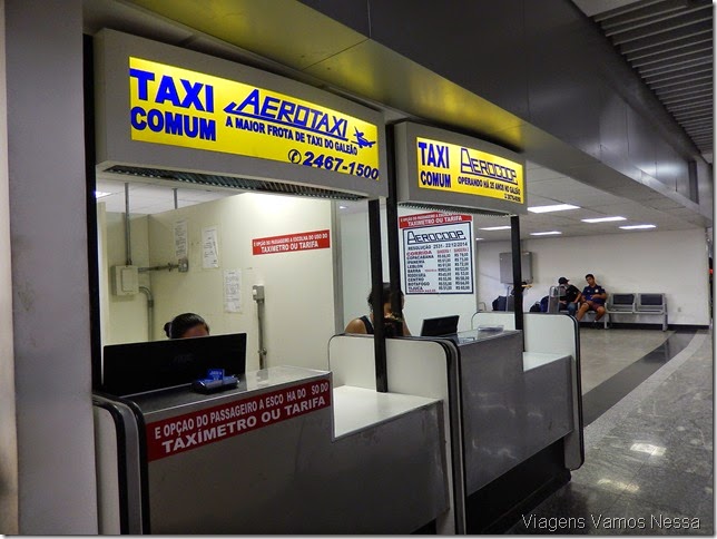 Guichê da cooperativa Aerotaxi e Aerocoop no saguão de desembarque do terminal 1