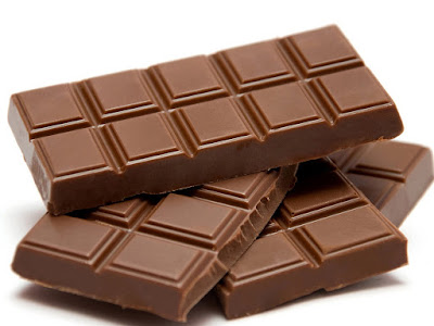 Trẻ gãy xương có được ăn socola không?