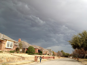 Vue d'une rue au Texas, sous un ciel de plomb