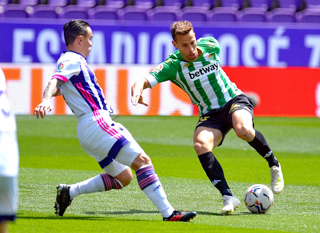 Sergio Canales y Roque Mesa. REAL VALLADOLID C. F. 1 REAL BETIS BALOMPIÉ 1. 02/05/2021. Campeonato de Liga de 1ª División, jornada 34. Valladolid, estadio José Zorrilla. GOLES: 0-1: 48’, Ruibal. 1-1: 67’, Weissman.