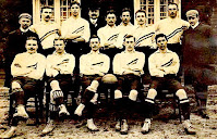 SELECCIÓN DE HOLANDA - Temporada 1904-05 - Kees Van Hasselt (entrenador), Bok de Korver, Guus Lutjens, Paul Havenith (oficial belga), Ben Stom, Dolf Kessler, Peet Stol, Eddy de Neve y Bep Willing (juez de linea); Reinier Beeuwkes, Karel Gleenewinkel Kamperdijk, Rein Boomsma, Dirk Lotsy y Willy de Vos - BÉLGICA 1 (Peet Stol) HOLANDA 4 (Eddy de Neve 4) - 30/04/1905 - Partido amistoso - Amberes, Bélgica, estadio Olímpico