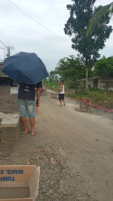 "Swadaya Masyarakat" Perbaikan Jalan di Depan Kantor Desa Gambangan Maesan