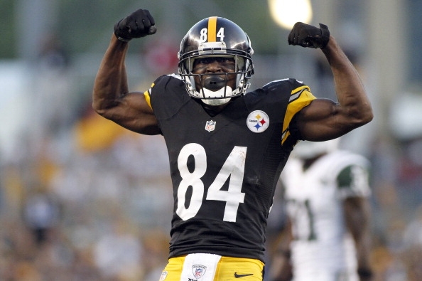antonio brown flexing his muscles after a big catch
