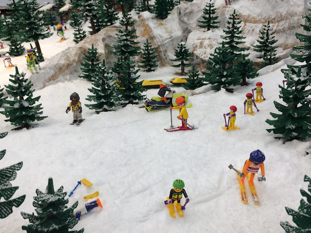 Diorama de una estación de esquí con figuras de playmobil